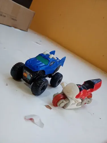 Kit carro tubarão e moto caveira