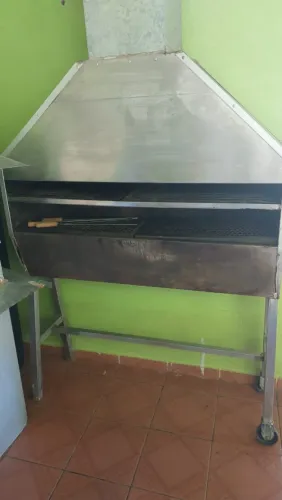 Churrasqueira Grande Profissional com Coifa e Chaminé
