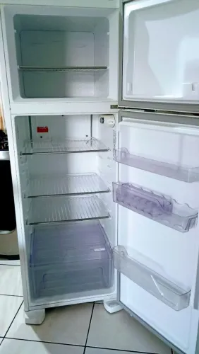 Vendo geladeira Electrolux funcionando perfeitamente vem conservada