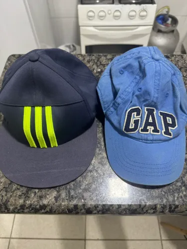 Bonés gap e adidas 