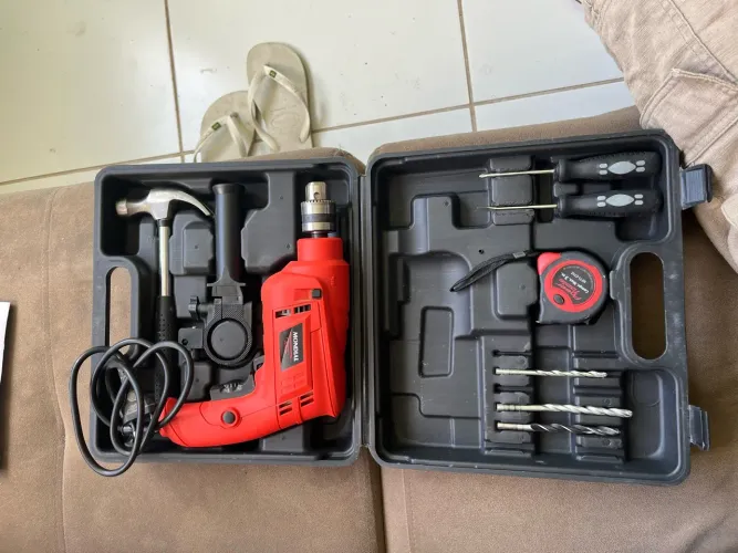 O Kit furadeira de impacto com maleta 650w