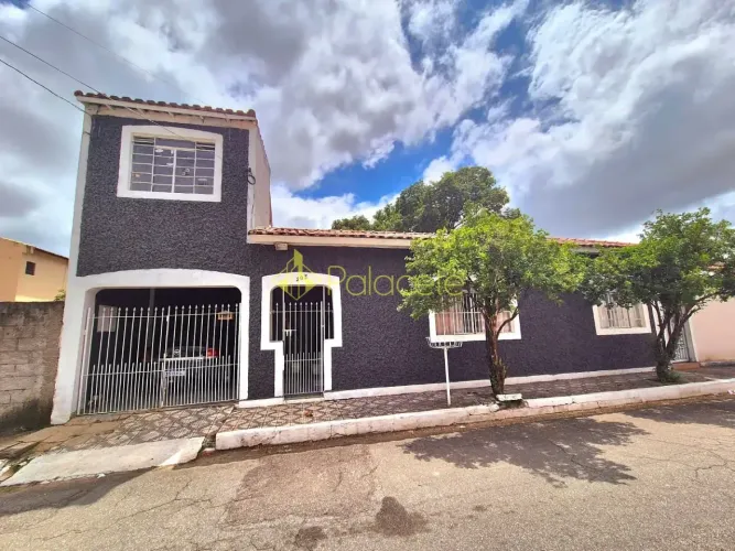Casa Térrea na Região Central de Roseira com Espaço Comercial, Quintal Amplo, Piscina e Ch