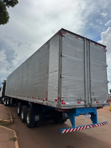 Carreta baú Random 30 pallets