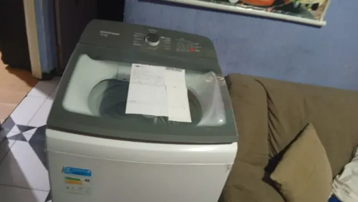 Vende-se uma máquina de lavar né um arão um ano só de uso tá com notas