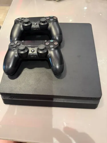 PlayStation 4 slim em perfeitas condições + 2 controles e + 4 jogos sendo um GTA 5