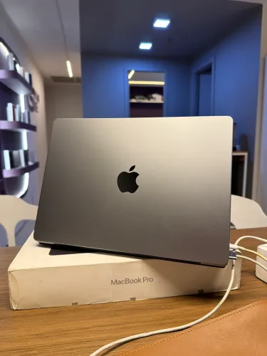 MacBook Pro m3 8/512