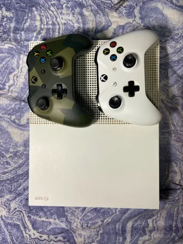<br>Título: Xbox One S 500GB em Excelente Estado + 2 Controles Originais