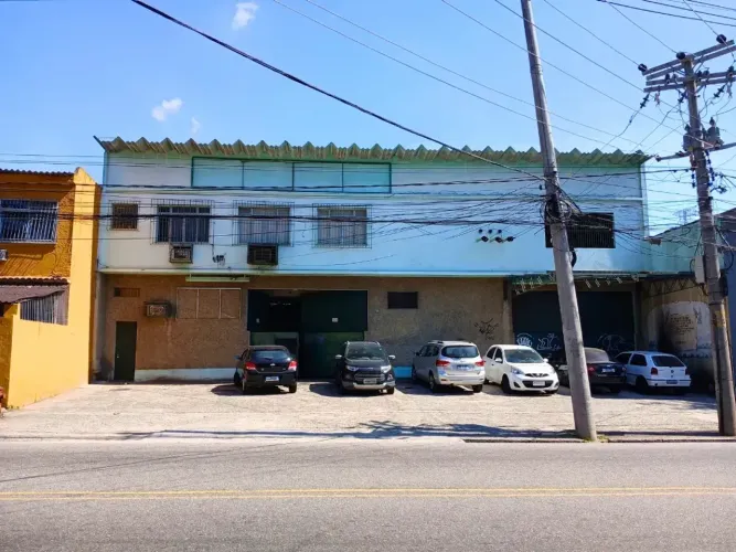 Galpão com 1.500m² e pé-direito alto próximo à Intendente Magalhães R$ 1.700.000