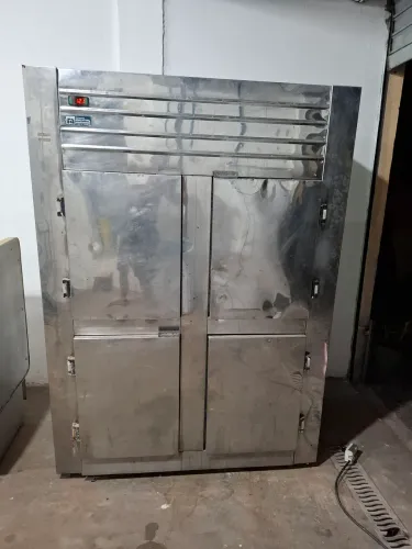 Refrigerador industrial funcionando +10°