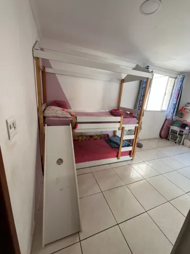 Cama beliche com escorregador