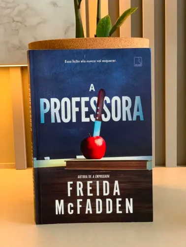 Livro A Professora Freida McFadden 