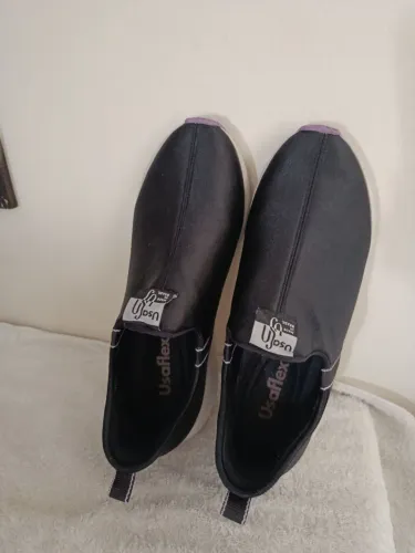 Tênis Usaflex preto, detalhes roxo na frente. Sem cadarço. Muito confortável. Número 38