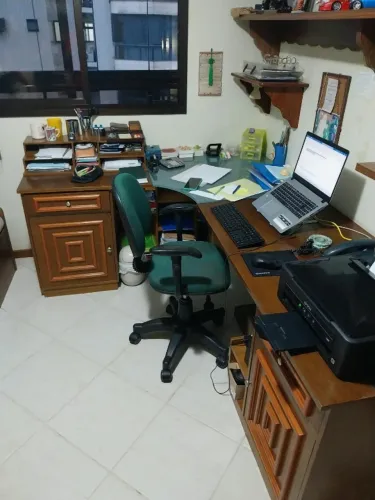 Mesa de escritório em L