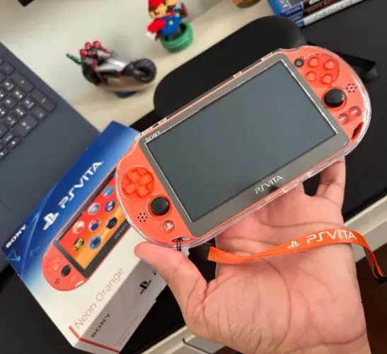 PS Vita Slim Neon Orange NOVO + Serial batendo c/ Caixa Original + Cartão 32GB Sony