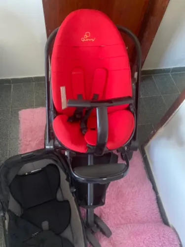 Carrinho de bebê com Moisés 