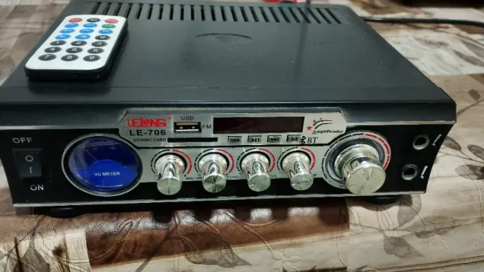 Amplificador com rádio e USB