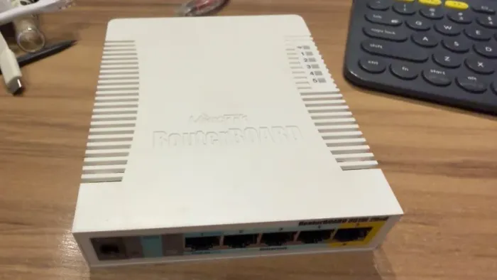 Roteador MikroTik RouterBOARD RB951G-2HnD Wi-Fi 4 com 5 Portas Gigabit e PoE Branco