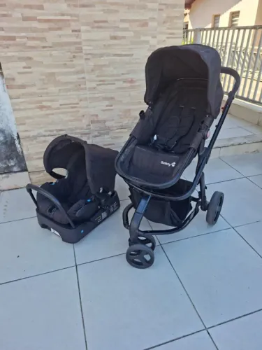 Carrinho com bebê conforto Safety 1st