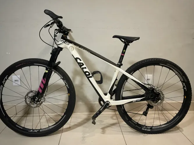 Caloi Elite Carbon Tam 15 (P) - Shimano XTR - Rodas Deore XT - Manitou