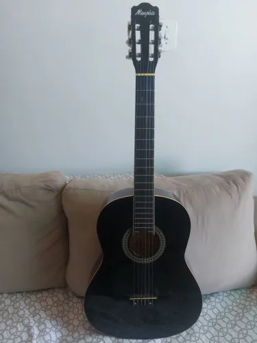 Violão com capa de transporte 