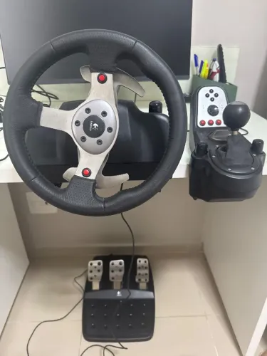 Volante Logitech G25 usado com pedal e marcha para PC/Playstation