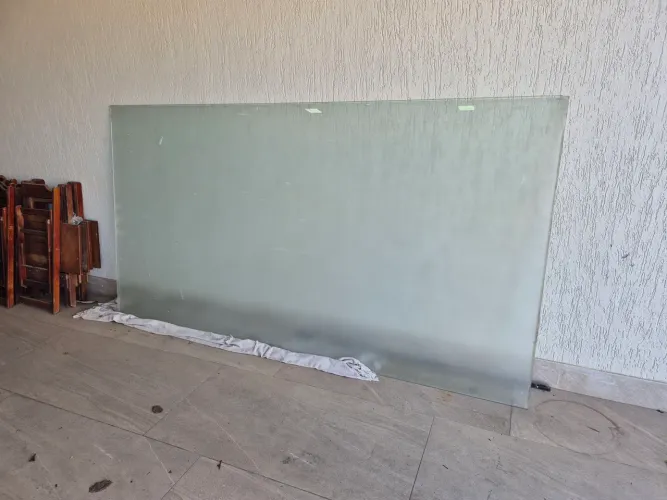 Vidro temperado gigante 1,40m x 2,60m. Com película jateada.