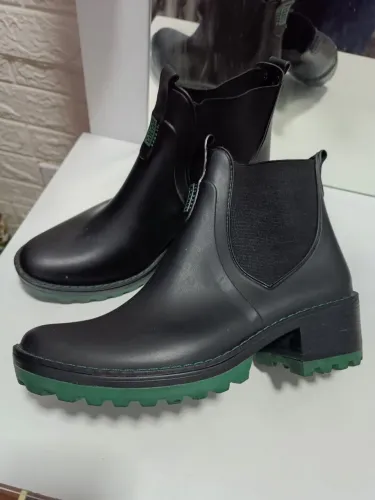 Bota Colcci modelo Chelsea 