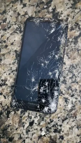 Celular moto G6 plus quebrado (tela funcionando com vidro quebrado e sem tampa!)