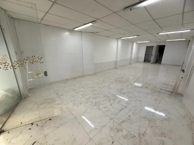 Oportunidade! Alugo Loja no Centro com 100m² + 2 Andares de 100m² - R$ 6.000,00
