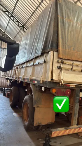 Carroceria graneleiro, 2 eixos, assoalho de ferro, lona nova
