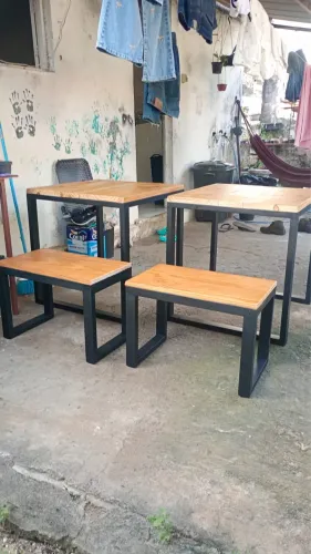 Mesa de metalon e madeira pinus