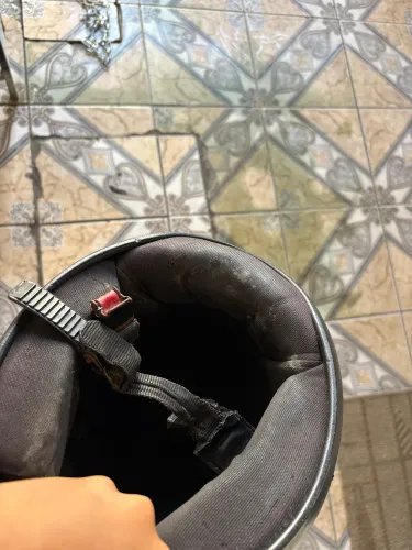 Samarino branco pra vender, precisa dar uma lavada e colocar a viseira nova
