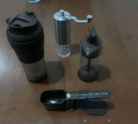 Kit cafeteira Pressca com moedor de grãos, espumador de leite e balança