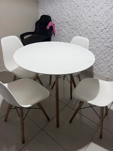 Mesa redonda com 4 cadeiras