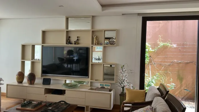 Rack estante com decoração e tv 