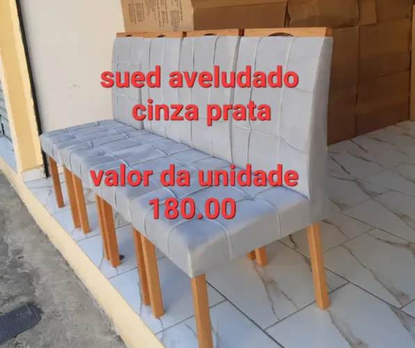 Cadeira estofada na caixa estrutura em madeira De eucalipto.  Não é mdf. 