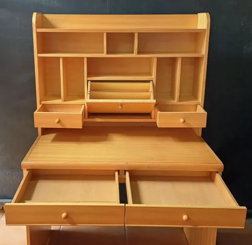 Escrivaninha linda de madeira