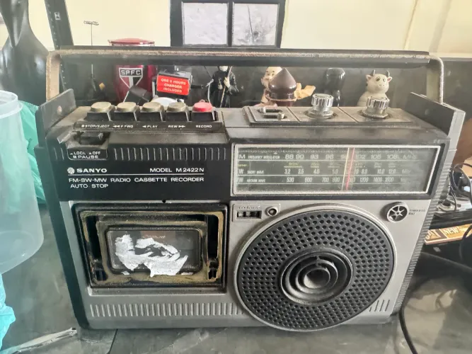 Rádio Sanyo antigo
