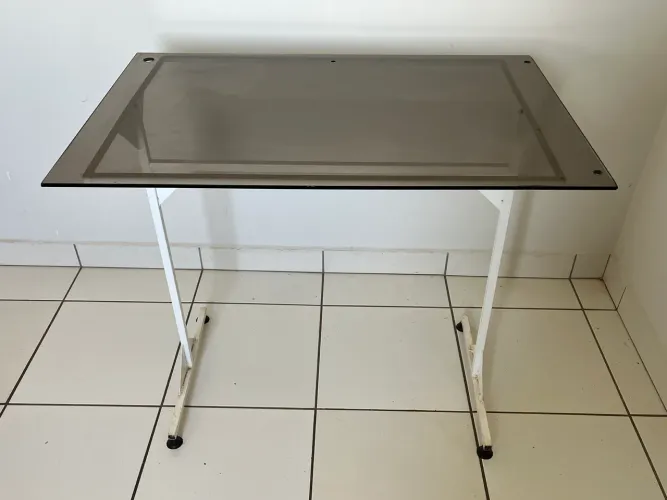 Mesa com Vidro Blindex e pé de Aço