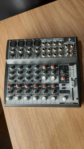 Mesa de som behringer 1202 fx
