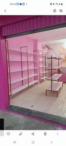 Prateleiras loja de make e variedades