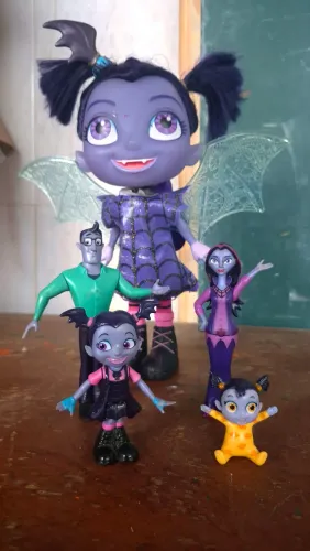 Kit Boneca e miniaturas da Vampirina
