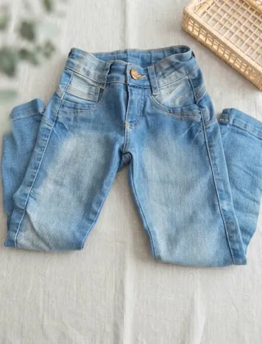 Calça Jeans Infantil Estilosa | Costuras Especiais