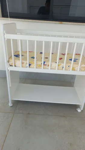 Mini berço com colchão e grade removível