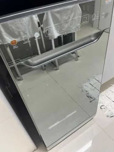 Uma lava louça Brastemp, bem conservada, cor cinza e a frente espelhado