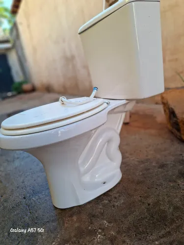 Vaso sanitário com caixa aclopada