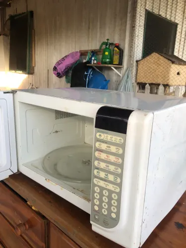 Vendo um micro-ondas Eletrolux.