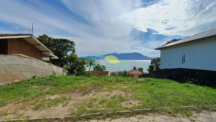 Terreno de 364m², em aclive, com Escritura Pública e financiável com linda vista para o ma