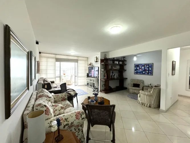 Amplo apartamento com 03 dormitórios 01 suíte no bairro Abraão, em Florianóplis