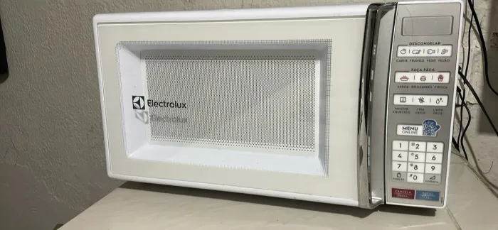 Microondas Electrolux 27L<br>Modelo: MB37R<br>Pouco uso, semi-novo